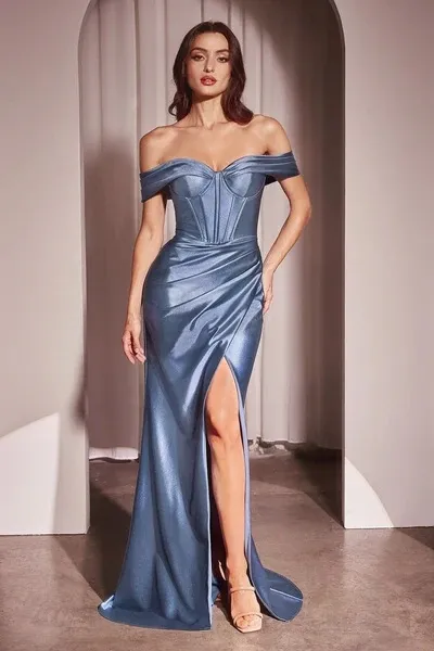 Vestido de Gala Off Shoulder en tela de seda estilo corset y falda con abertura lateral