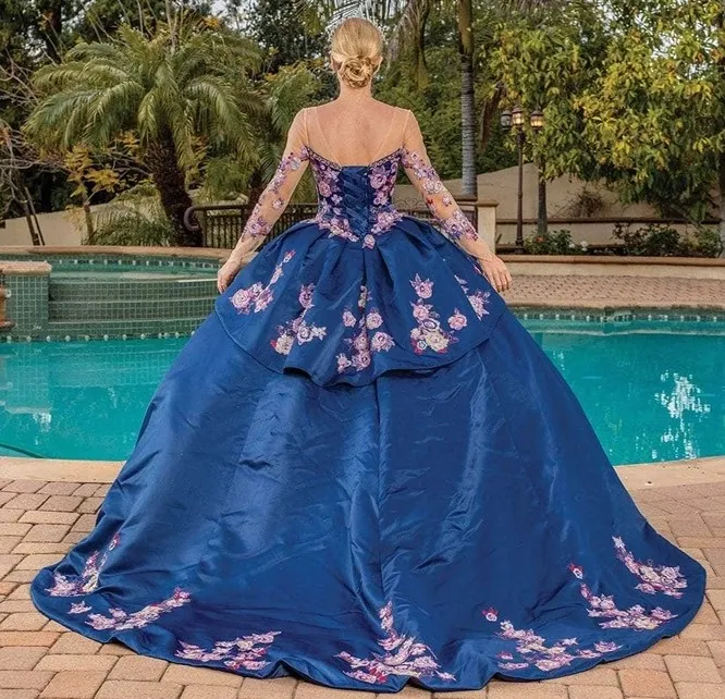Vestido de 15 años color Navy decorado con apliques multicolor, pedreria en Top, manga larga de Tull con decoraciones y falda corte princesa