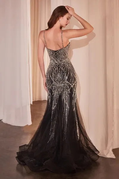 Vestido de Gala color Negro decorado con perlas y pedreria plateada, falda corte sirena