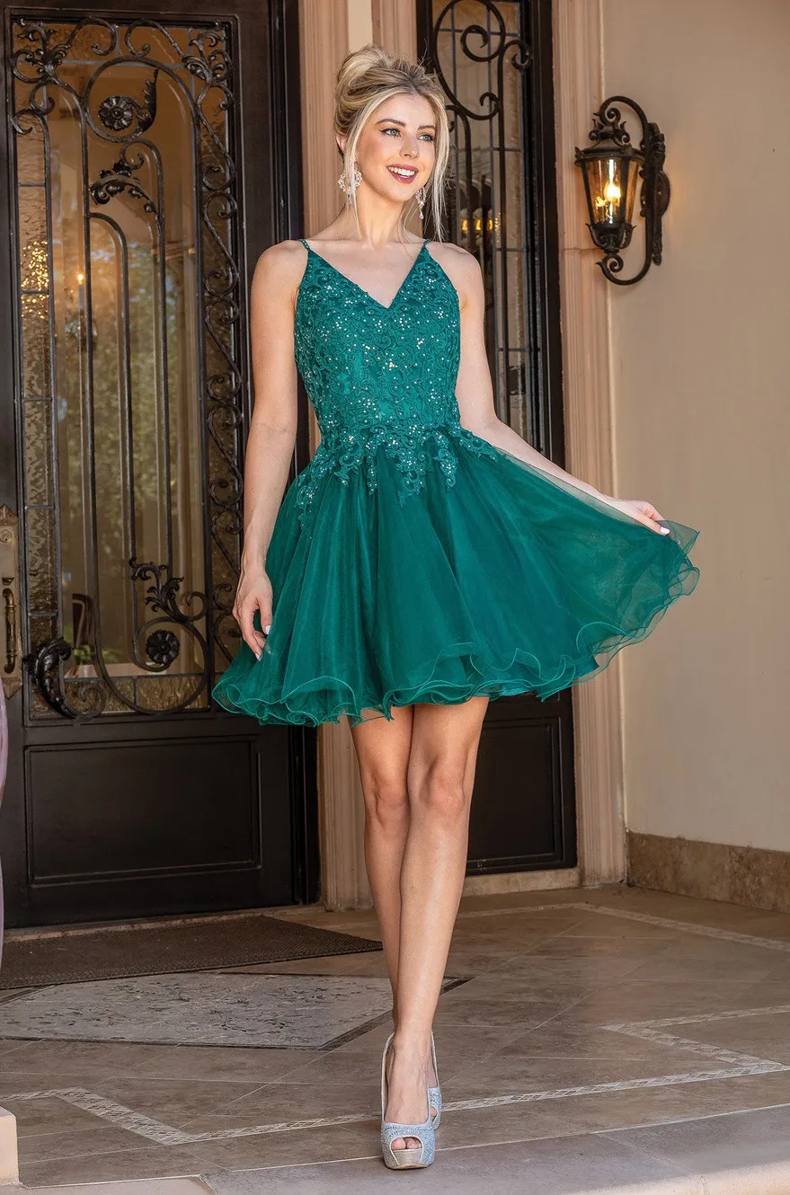 Vestido corto de Quinceañera de tiras decorado con apliques en Top y falda corte A de Tul
