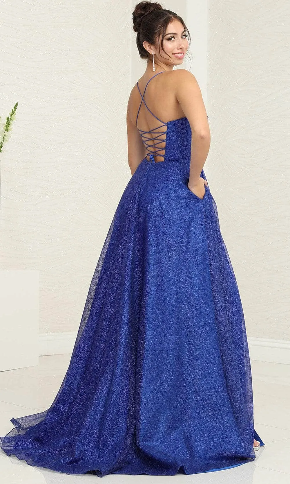 Vestido de gala de tiras color Azul Royal en tela escarchada y corte lateral