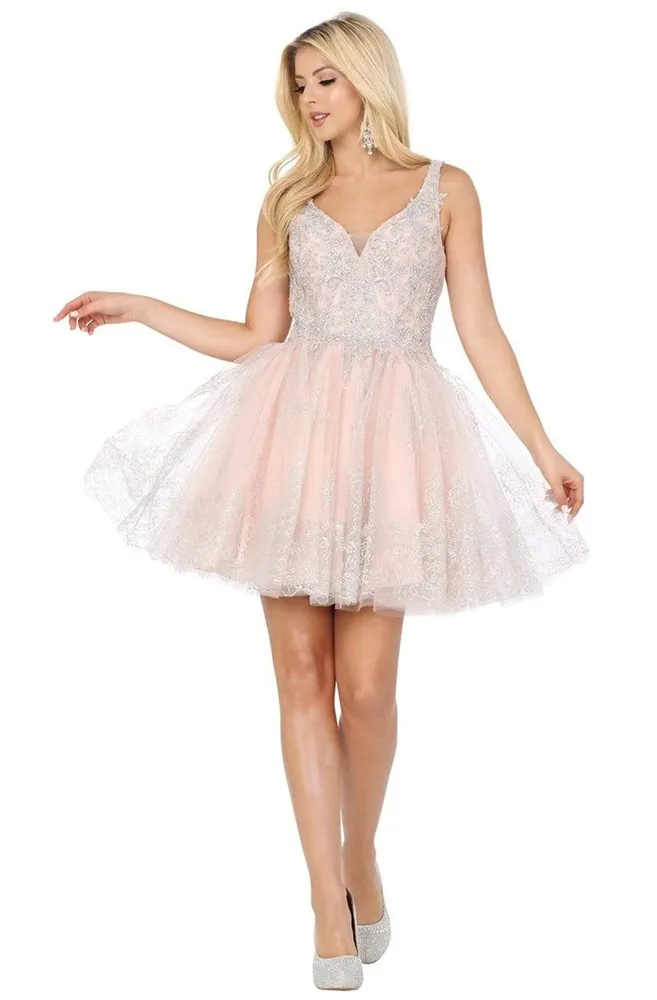 Vestido de Quinceañera corto de tiras decorado con apliques de Glitter plateados y  falda corte A