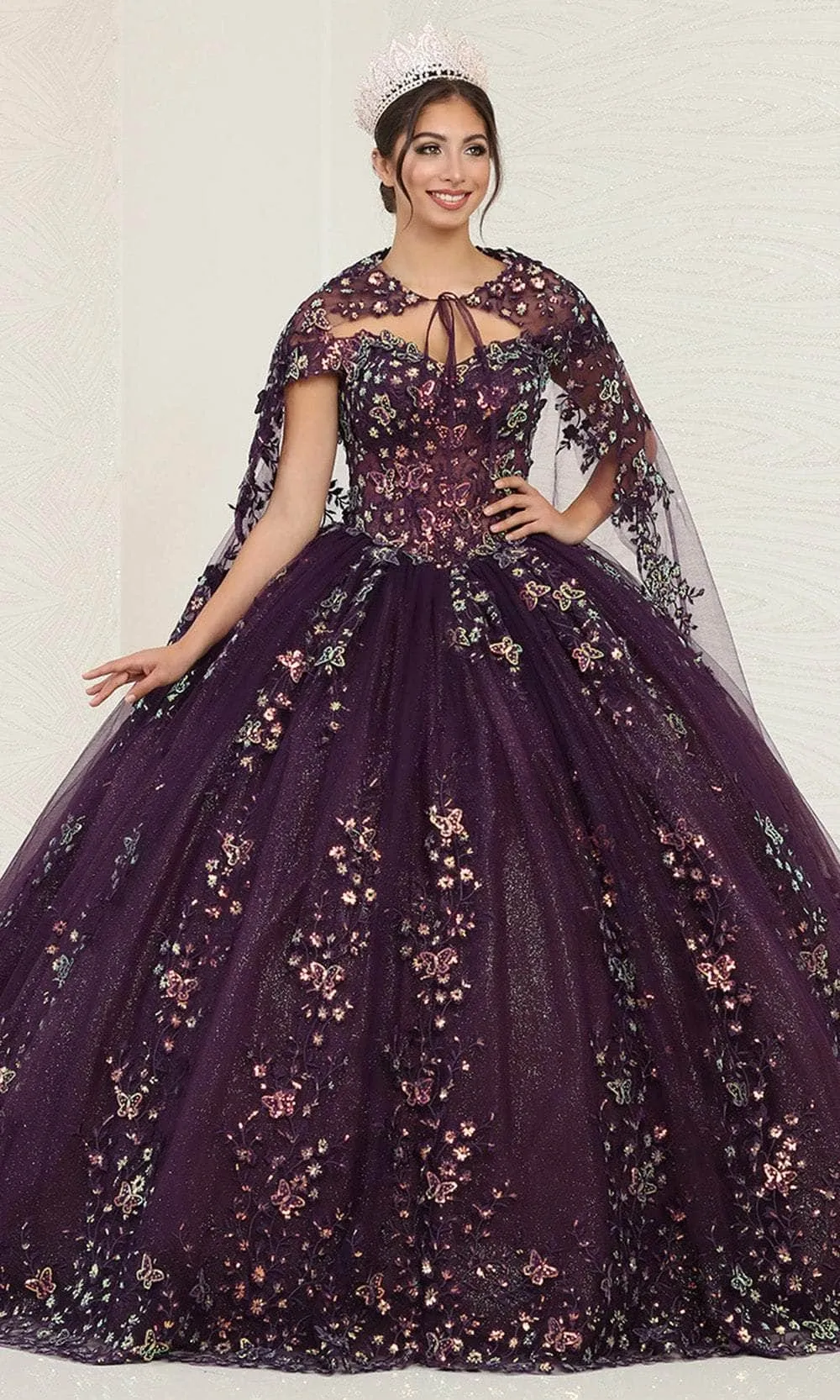 Vestido de 15 años Off Shoulder con capa, decorado con apliques de flores en 3D y falda corte Princesa con Cola
