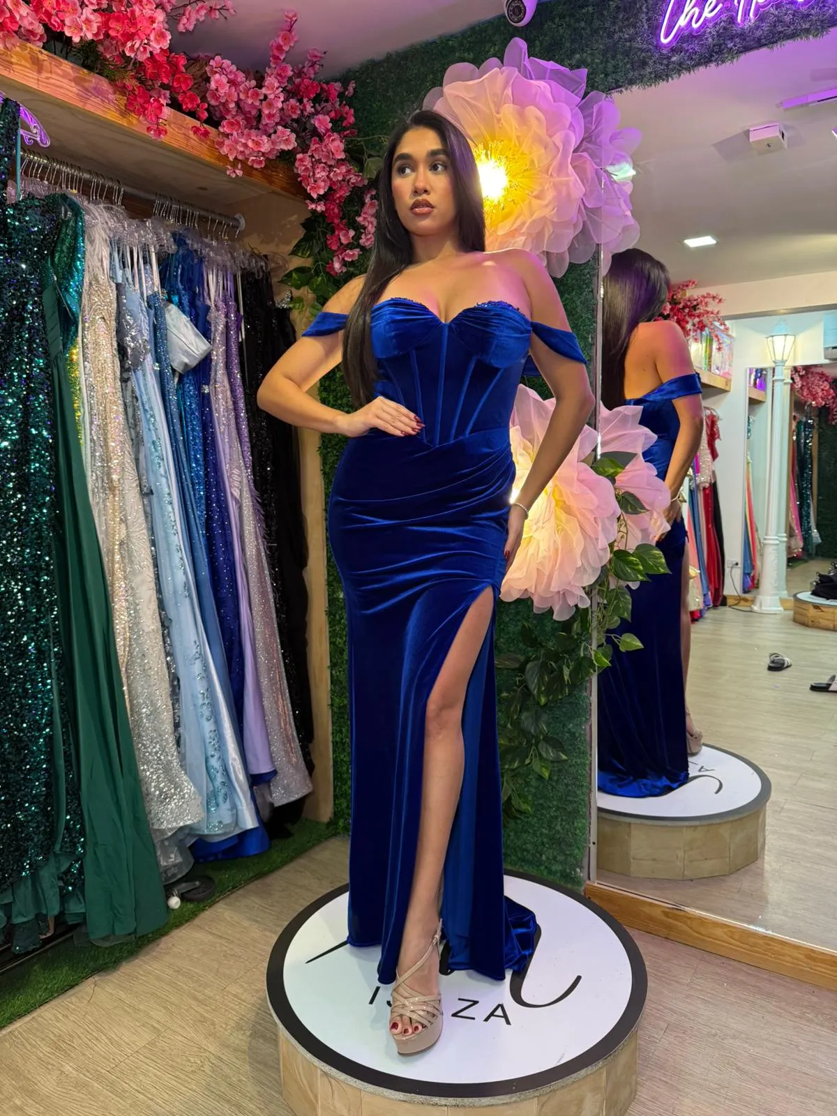 Vestido de Gala en tela de terciopelo color Azul Royal, Off Shoulder estilo corset y falda con abertura lateral
