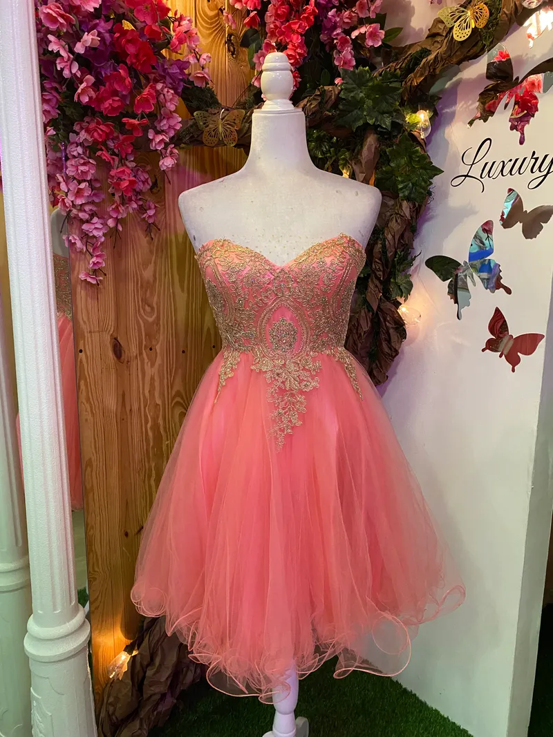 Vestido corto de Quinceañera Strapless decorado con apliques dorados en Top y falda corte A de Tul