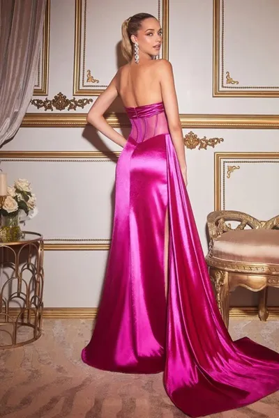 Vestido de Gala Strapless estilo corset con transparencia decorado con fina pedreria en corpiño y falda con abertura y cola lateral