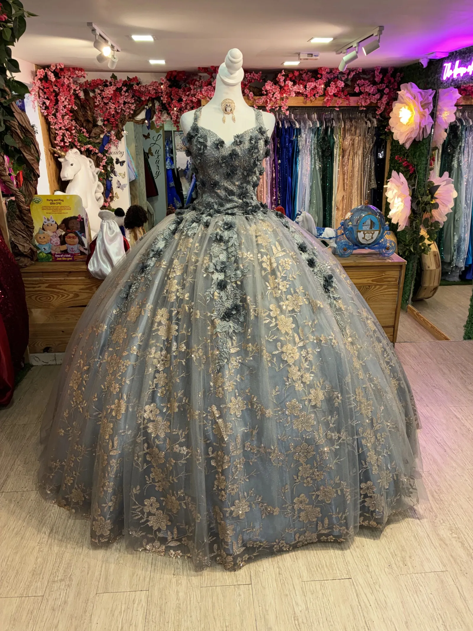 Vestido de 15 años de tiras, decorado con flores en 3D y apliques de glitter, falda corte Princesa
