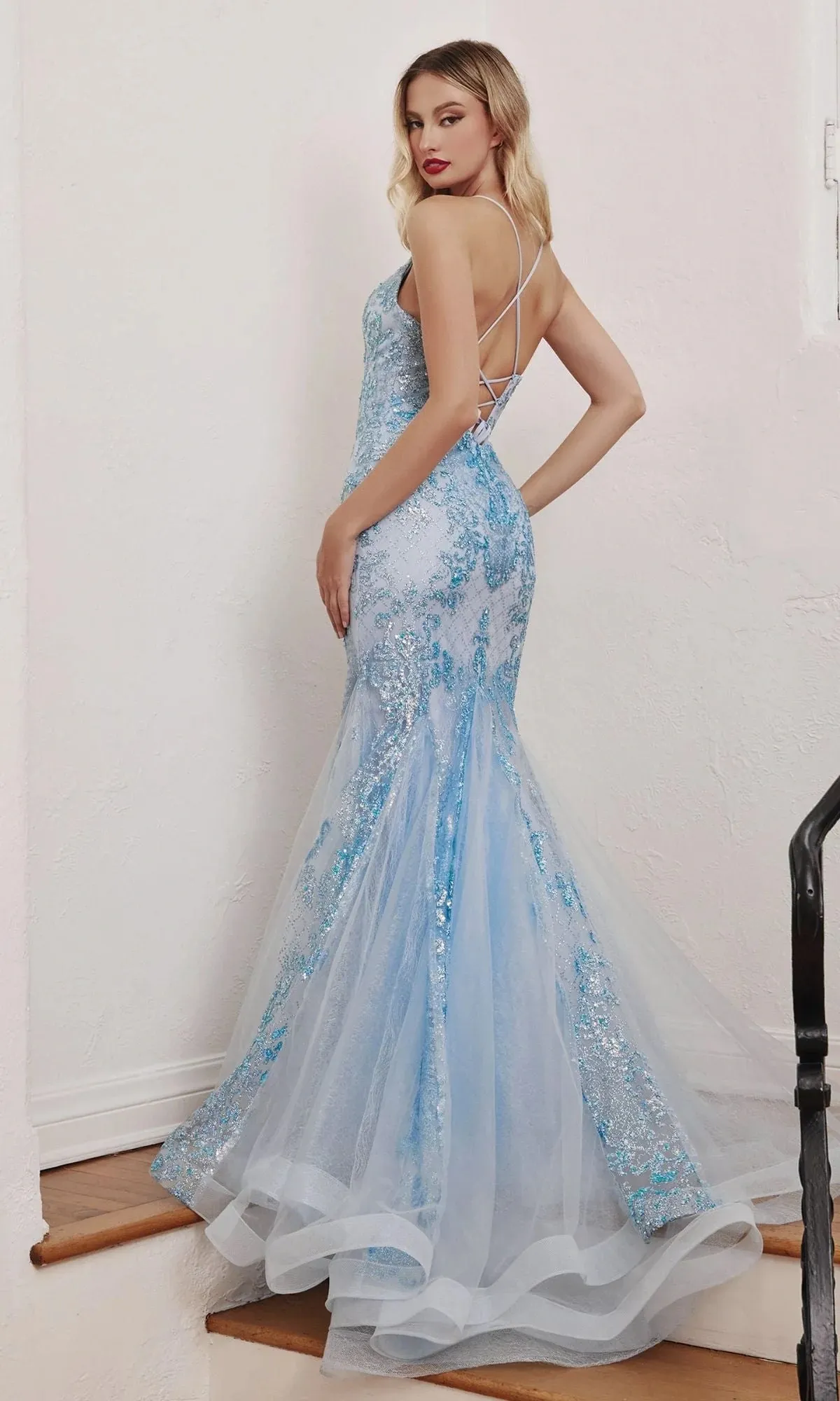 Vestido de Gala de tiras, escote en V, corsé ajustables en espalda y falda corte Sirena de tul