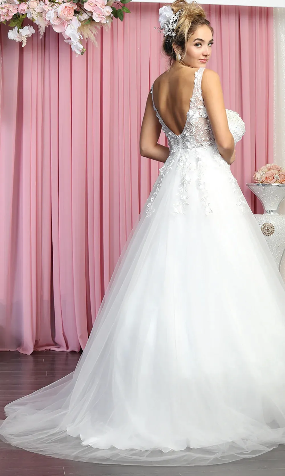 Vestido de Novia Cuello corte V con transparencia decorado con apliques en top y falda corte A