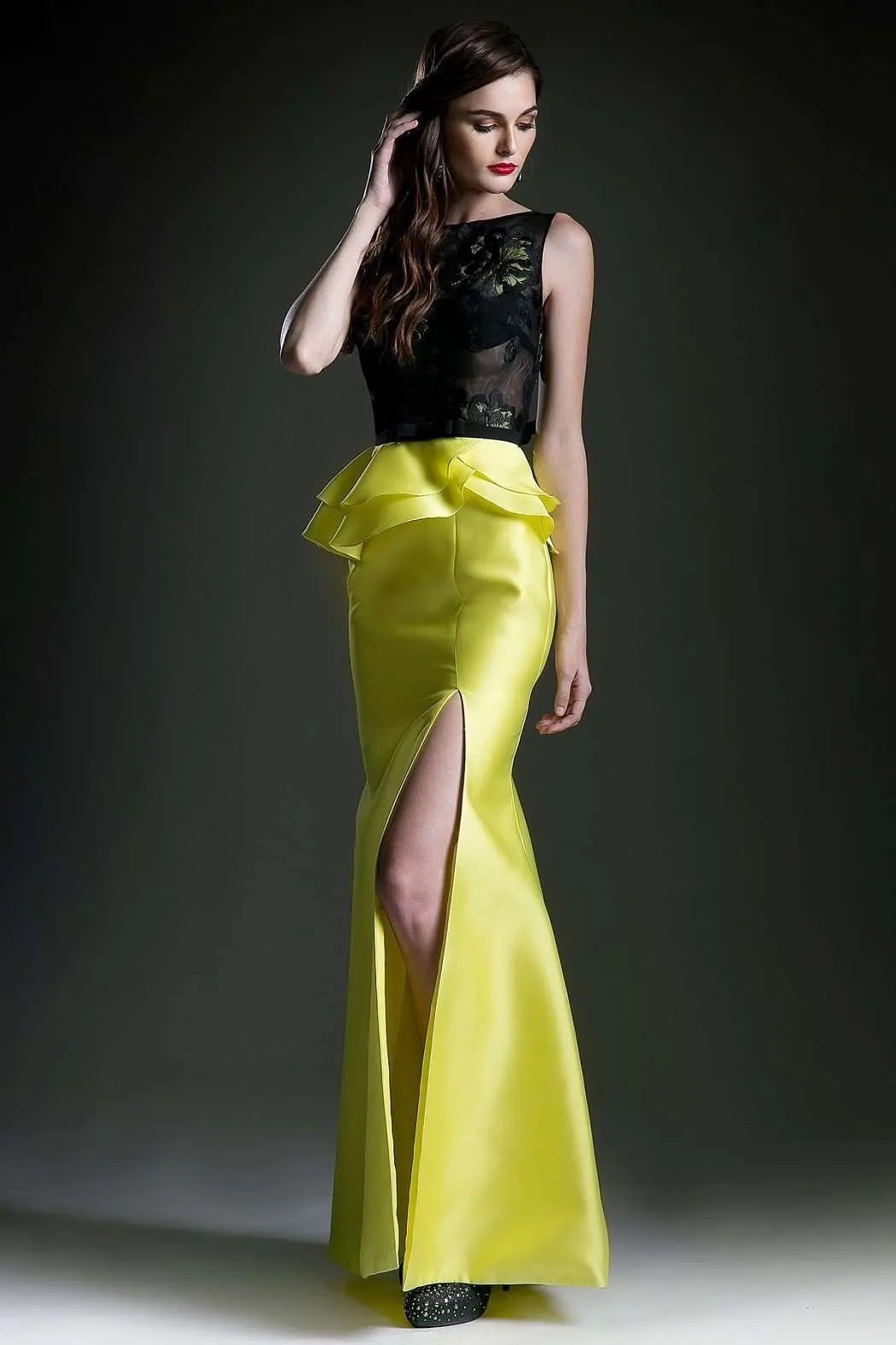 Vestido de Gala color Fucsia y Negro con transparencia en Top y falda con abertura lateral