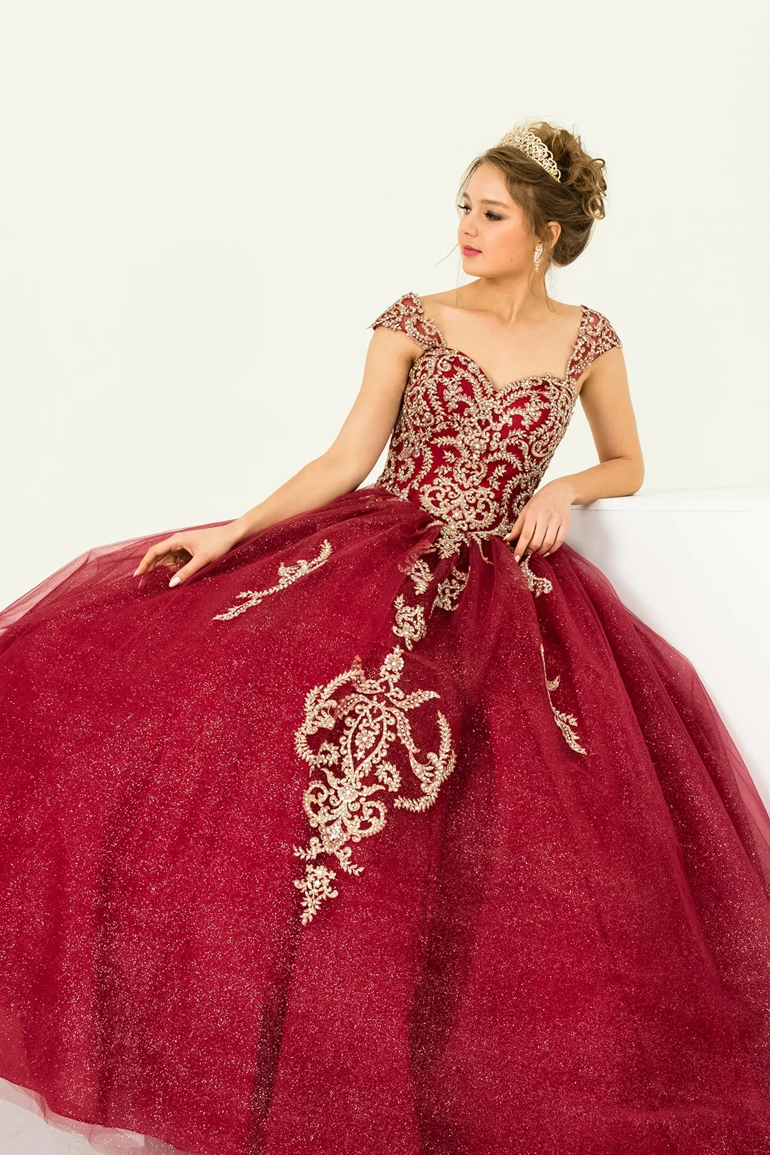 Vestido de 15 años decorado con apliques dorados en Top y falda corte Princesa