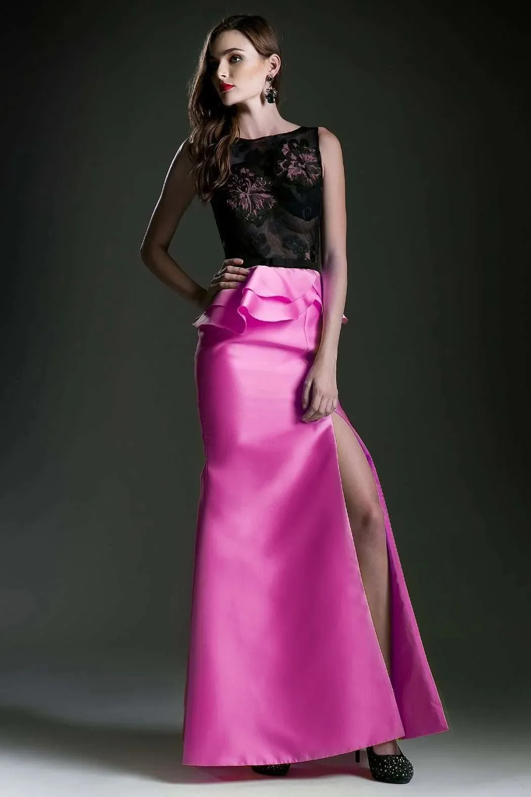 Vestido de Gala color Fucsia y Negro con transparencia en Top y falda con abertura lateral