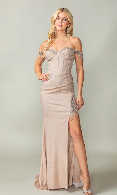 Vestido de Gala Off Shoulder estilo corset en tela de Glitter decorado con pedrería en mangas y abertura lateral