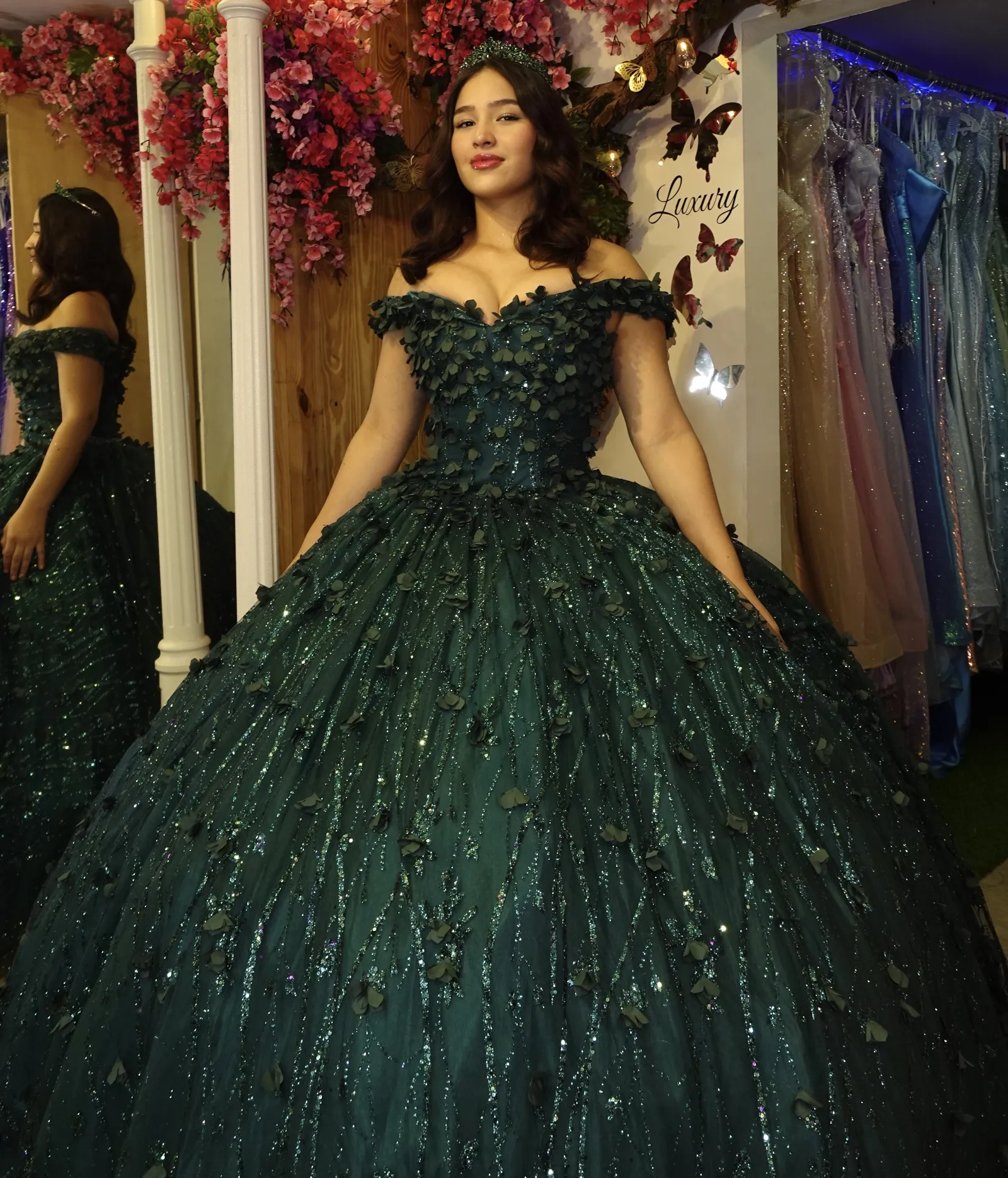 Vestido de 15 años Off Shoulder estilo corset decorado con flores en 3D y decoraciones en glitter falda corte princesa con cola