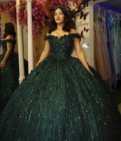 Vestido de 15 años Off Shoulder estilo corset decorado con flores en 3D y decoraciones en glitter falda corte princesa con cola