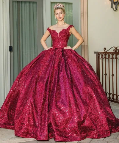 Vestido de 15 años Off Shoulder en tela de lentejuelas decorado con apliques de flores y falda corte Princesa con Cola
