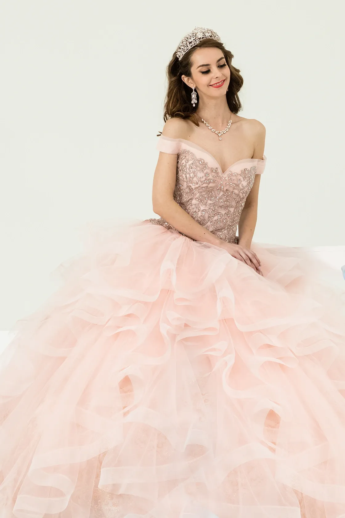 Vestido de 15 años Off Shoulder decorado con apliques y cristales en Top y falda corte Princesa de flecos