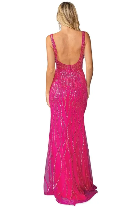 Vestido de gala color Fucsia decorado con pedreria, escote en V y espalda descubierta