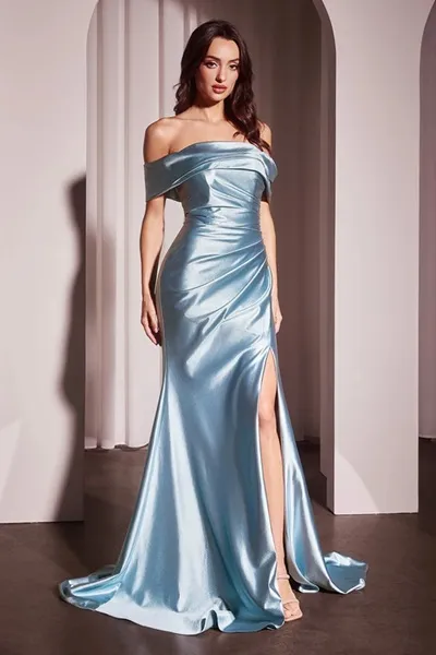Vestido de Gala Off Shoulder en tela de Seda, mangas caídas y falda con abertura lateral