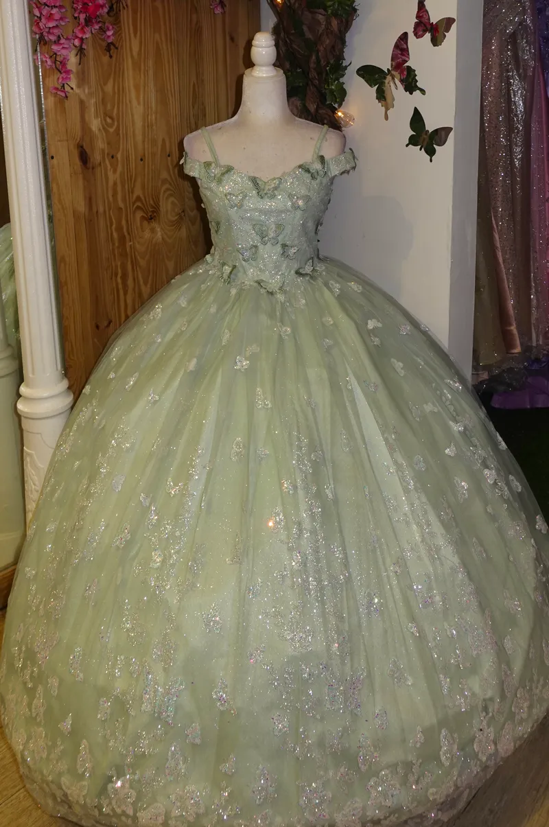 Vestido Petit corte princesa Off Shoulder decorado con apliques de Mariposas en Glitter