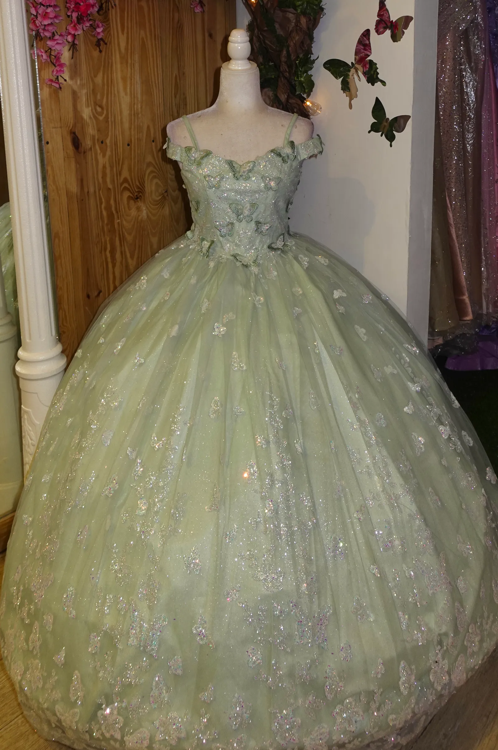 Vestido Petit corte princesa Off Shoulder decorado con apliques de Mariposas en Glitter