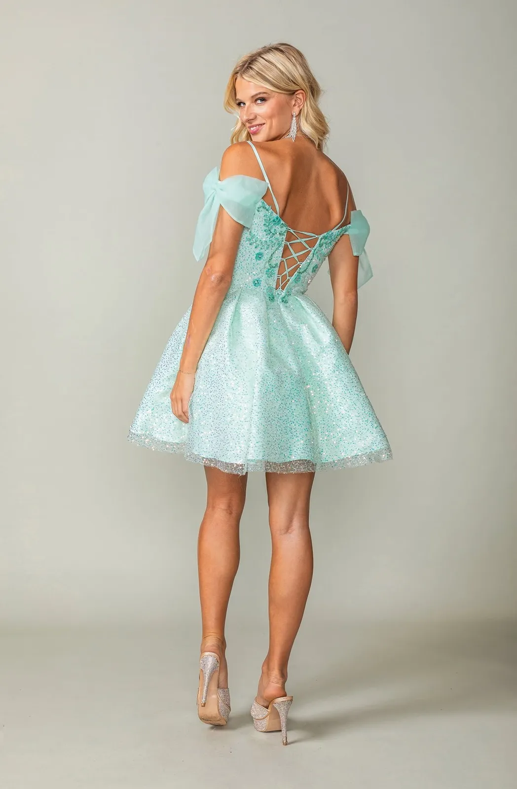 Vestido de Quinceañera corto Off Shoulder en tela de lentejuelas decorado con apliques y mangas en forma de lazo