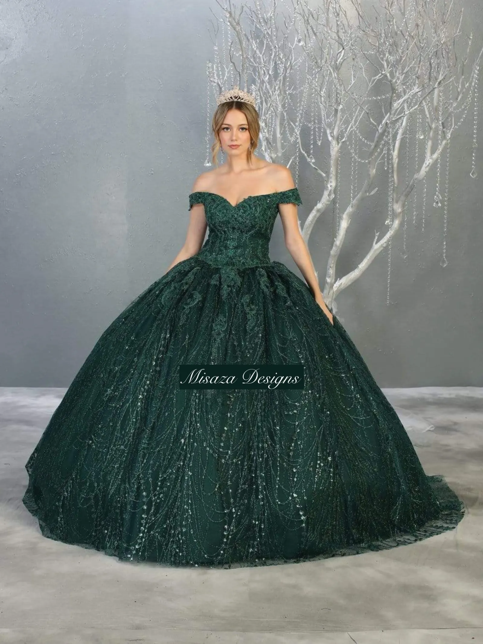 Vestido de 15 años Off Shoulder decorado con apliques en Top y Glitter, falda corte Princesa