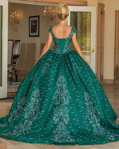 Vestido de Quinceaños decorado con apliques de Glitter plateados y falda cortes princesa con cola