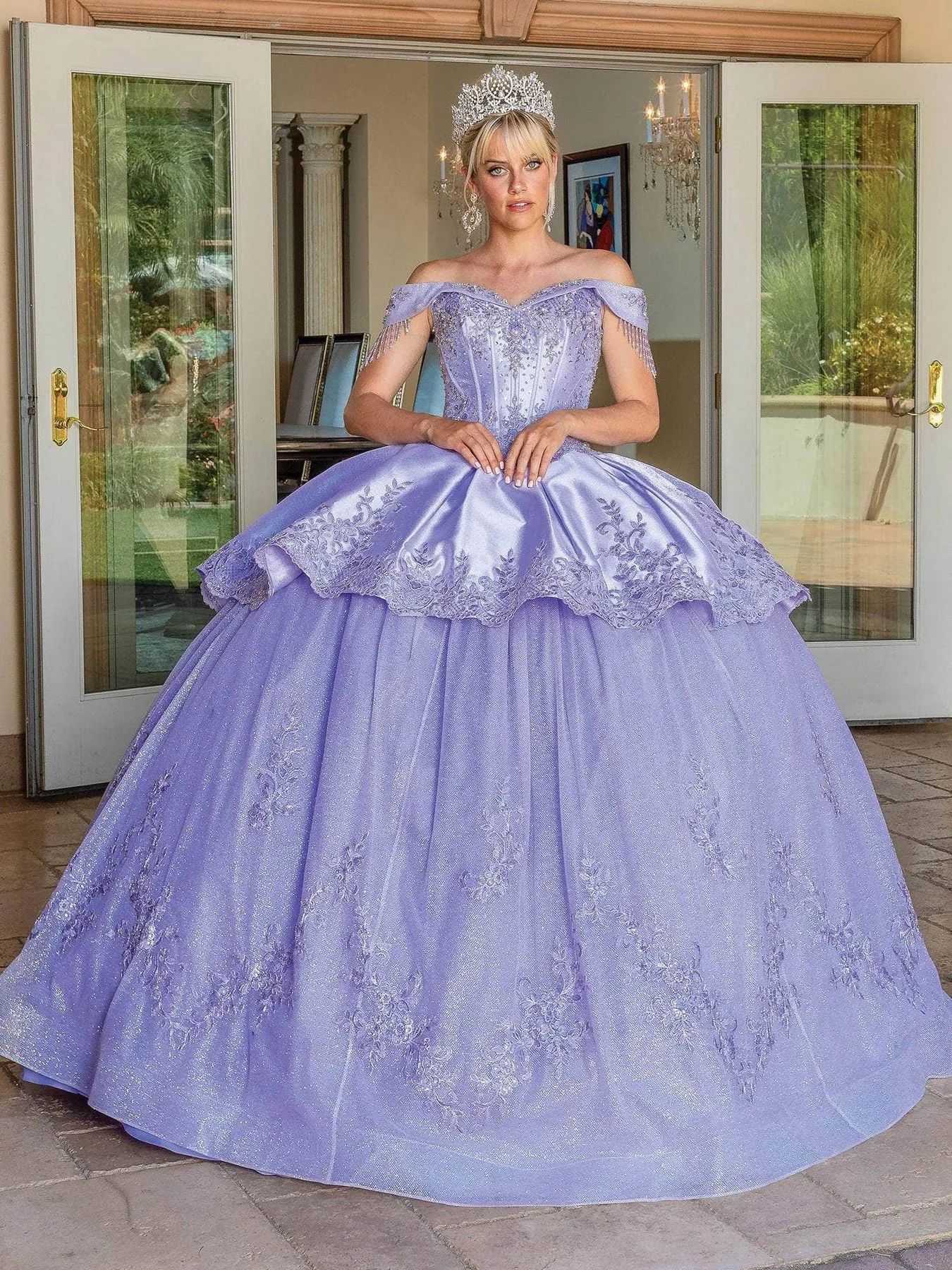 Vestido de 15 años Off Shoulder de dos (2) piezas color Lila decorado con pedrería en Top y falda corte Princesa