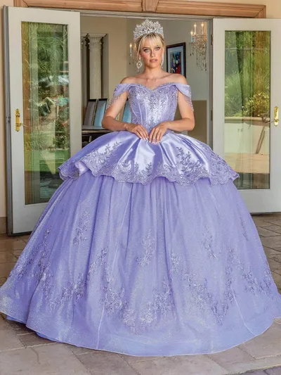 Vestido de 15 años Off Shoulder de dos (2) piezas color Lila decorado con pedrería en Top y falda corte Princesa