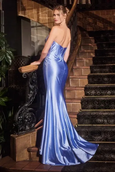 Vestido de Gala Strapless en tela de brillantes decorado con pedrería en corpiño y falda con abertura lateral